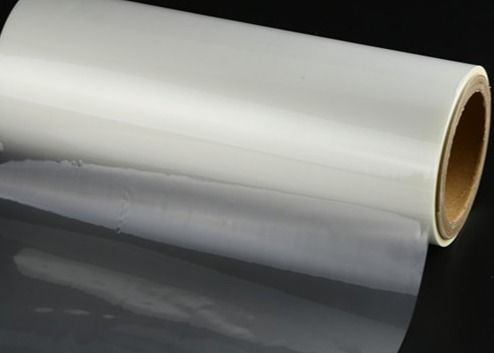 سعر جيد لفة فيلم تغليف BOPP لامع مقاوم للحرارة بسماكة 18-27 ميكرون مع غراء EVA الانترنت