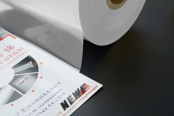 Good price الفيلم المصفوف بالصمغ الـ EVA High Glossiness Spot UV PET Lamination Film الشفاف 100 ميكروفون 3000m الانترنت