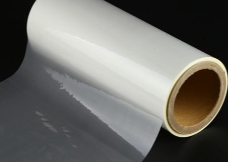 Good price اللون اللامع 1560mm BOPP لفيلم التصفيف الحراري لفيلم التعبئة الثلاثية بوصة الانترنت